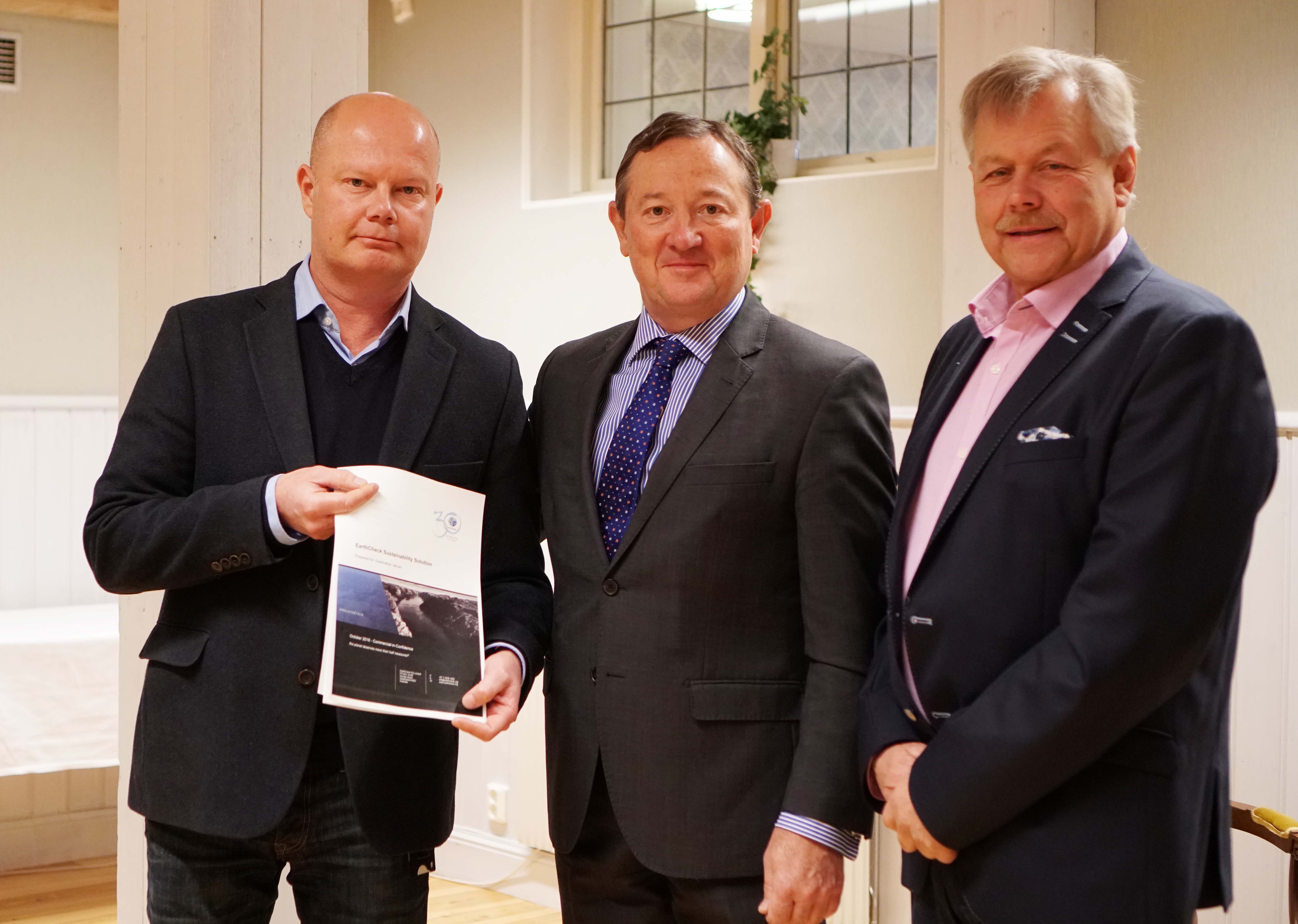 The agreement was signed on Thursday 15 November by municipality director Nicklas Bremefors, EarthCheck CEO Stewart Moore and municipality board chairman Sören Görgård.
